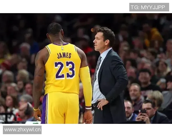 老詹在湖人战术体系中的定位分析与角色转变探讨