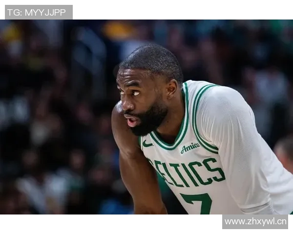 布朗遭遇滑铲未判犯规主裁解释两人滑倒导致未吹哨